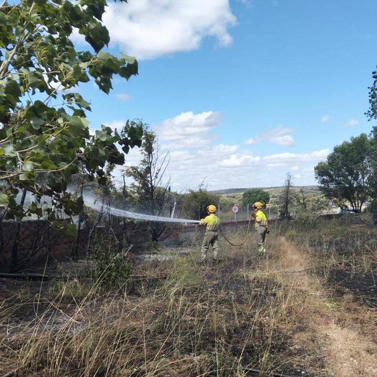 Bomberos sofocando el incendio