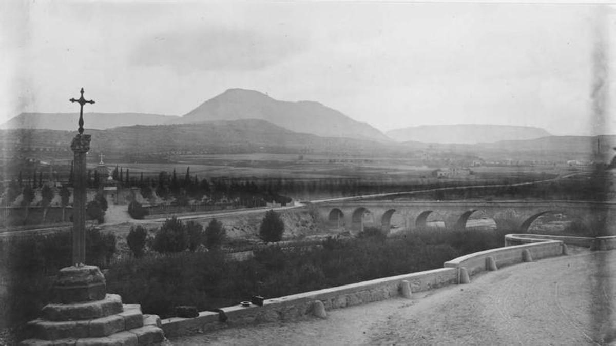 Vista del Pont Nou i el cementiri des de la carretera de Cardona