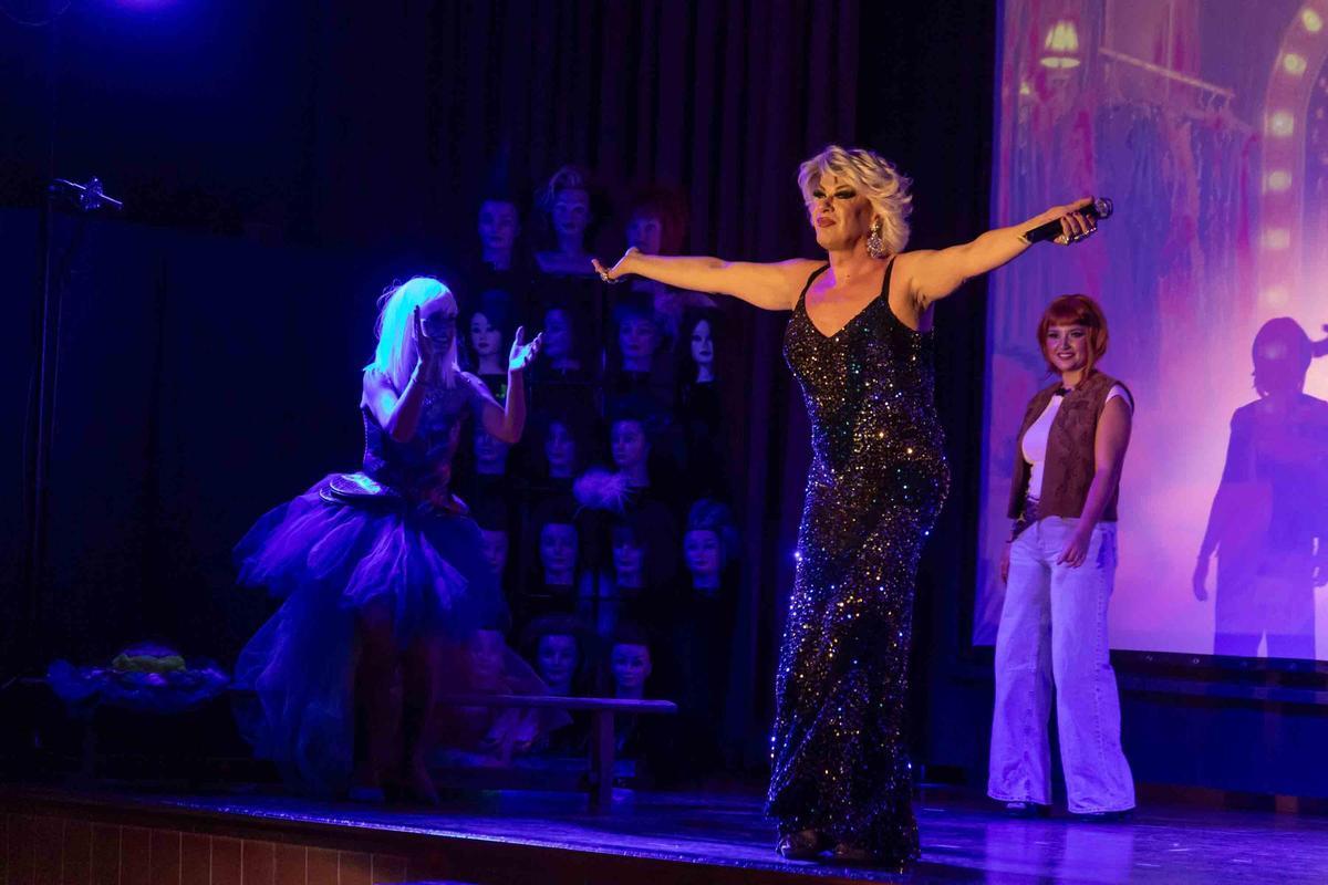 Elche rompe prejuicios: un FP de peluquería impulsa a un joven a cumplir su sueño drag a través de teatro Elche rompe prejuicios: un FP de peluquería impulsa a un joven a cumplir su sueño drag a través de teatro