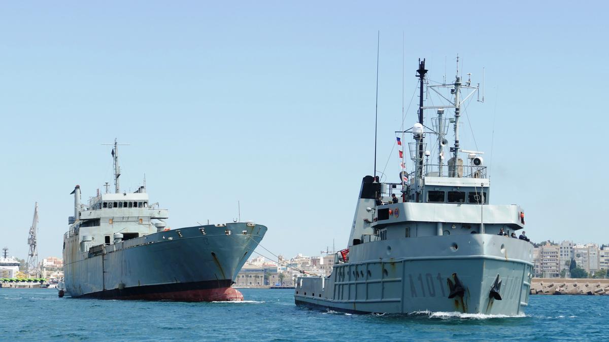 El Martín Posadillo, escoltado por el remolcador Mar Caribe, a su salida de Cartagena.