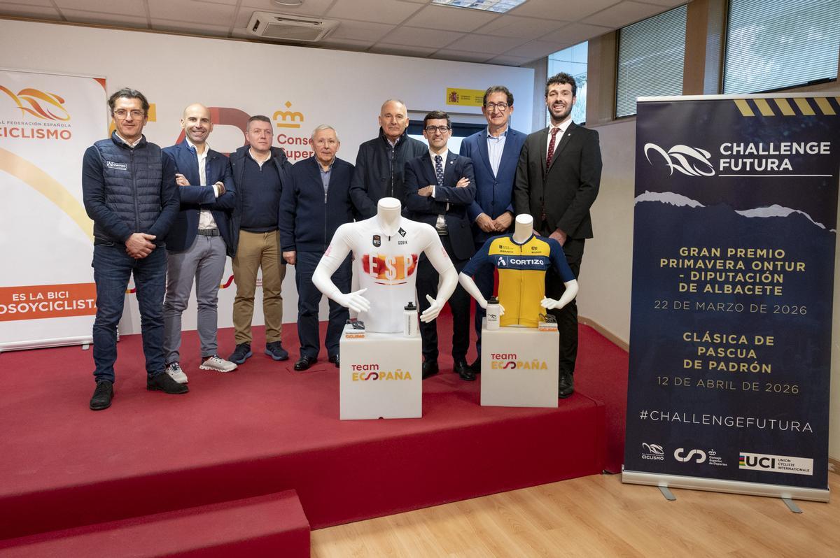 Marcos Serrano, por la izquierda, Juan Carlos Muñiz, Manuel Montenegro, Tanis Vázquez, José Manuel Cortizo, Anxo Arca, Antonio Leira y Luis Mariño