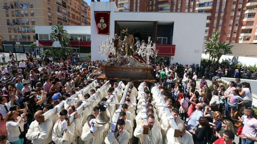 El trono del Señor de Humildad y Paciencia sale desde el interior de la casa hermandad.