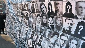 Galería fotográfica con retratos de víctimas del Franquismo colocada a las puertas del Supremo para vindicar la memoria histórica