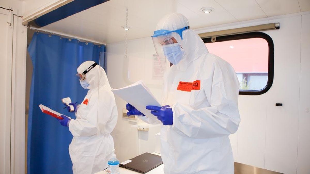 Trabajadores del SAS protegidos contra el coronavirus en el camión de la Junta para cribados de test.