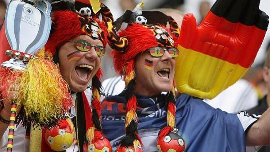 Una pareja de seguidores alemanes en la grada antes del partido de fútbol del Grupo B de la Eurocopa 2008 de fútbol que las selecciones de Croacia y Alemania disputan hoy jueves 12 de junio de 2008 en el estadio Woerthersee de Klagenfurt, Austria.