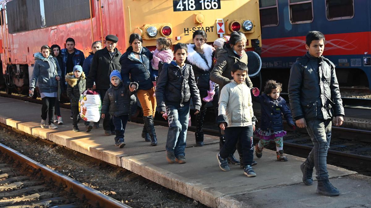 Refugiados ucranianos llegan desde su tierra natal a la estación de tren de Zahonyi, cerca de la frontera entre Hungría y Ucrania