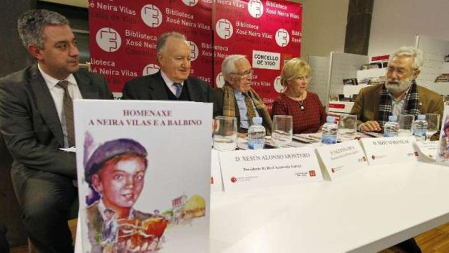 De i. a d., el secretario xeral de Política Lingüística, Valentín García; el presidente de la RAG, Xesús Alonso Montero; el autor, Neira Vilas; la edil Isaura Abelairas y el editor, Bieito Ledo. // J. Santomé