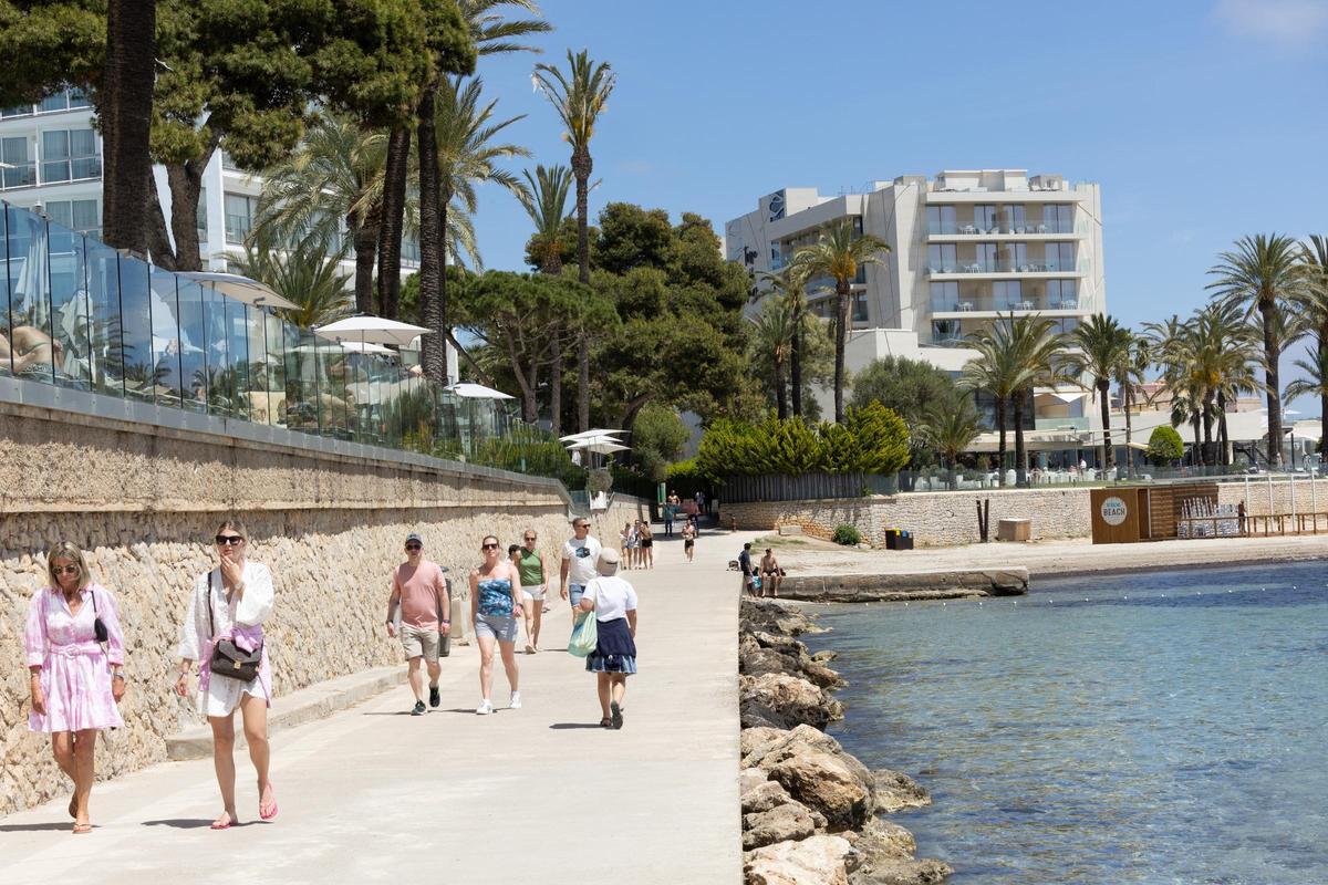 Imagen de archivo de turistas en verano en Ibiza.