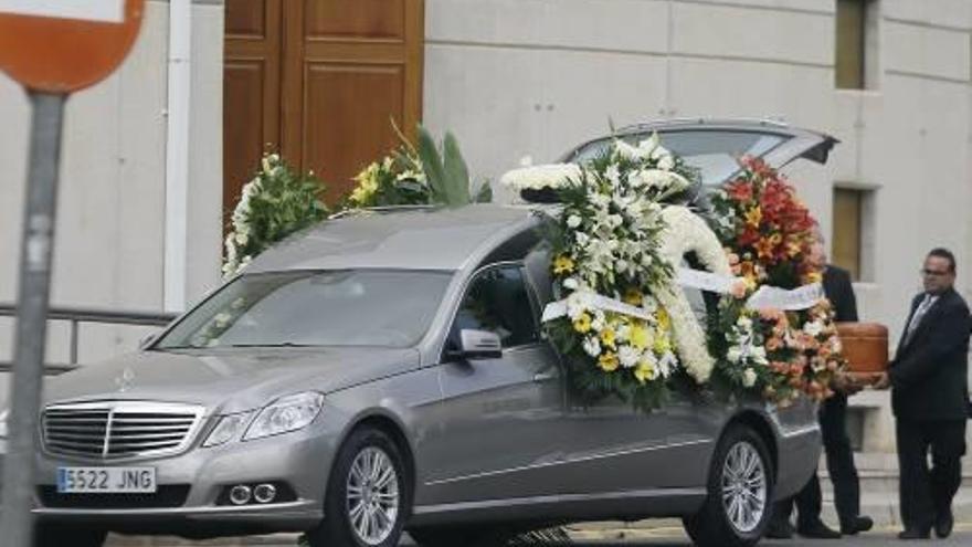 El cotxe fúnebre amb el cadàver del nen surt del tanatori.