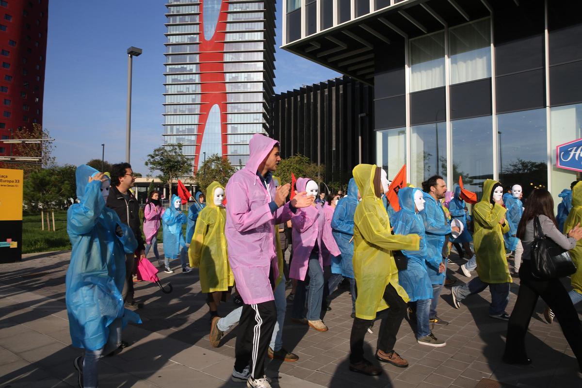 La feria inmobiliaria The District de Barcelona abre entre protestas de activistas
