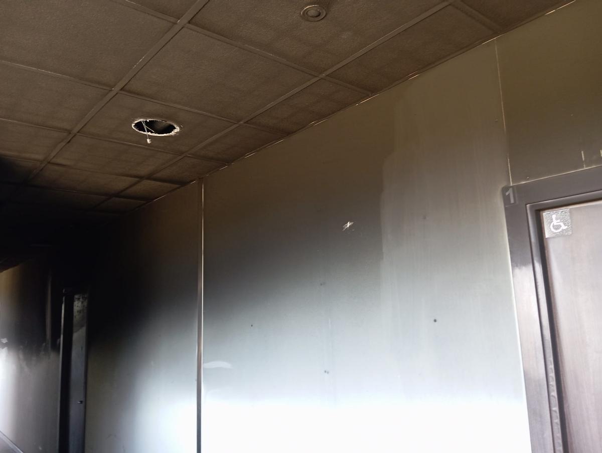 Paredes y techo de la primera planta del albergue de Vallada afectados por el incendio.