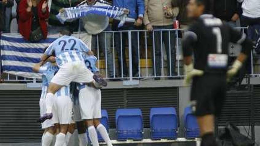 Los jugadores del Málaga se abrazan y celebran el gol de Rondón ante la desolación de Munúa.