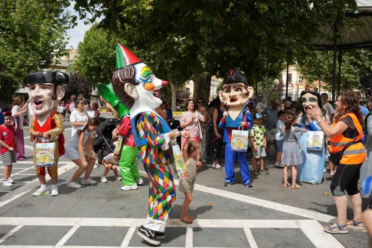 Fotogalería | Magia y tradición en las calles de Badajoz: así ha sido el desfile de Gigantes y Cabezudos
