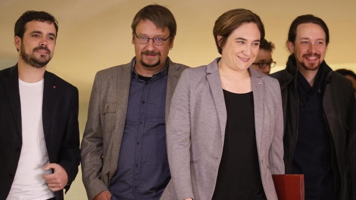 Ada  Colau, flanqueada por Pablo Iglesias, Xavier Domènech i Alberto Garzón.