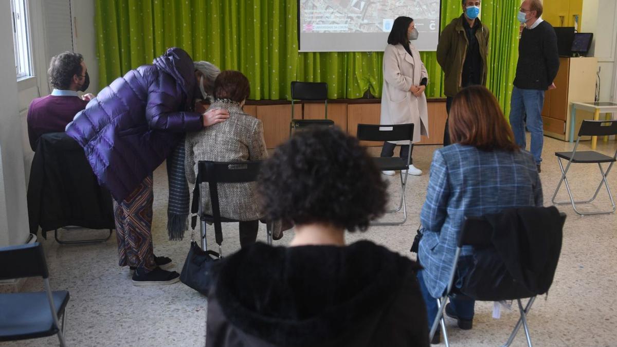 Villoslada, ayer, en la presentación del proyecto de ‘O Vixía’ en el colegio Sanjurjo Carricarte.   | // C. PARDELLAS.