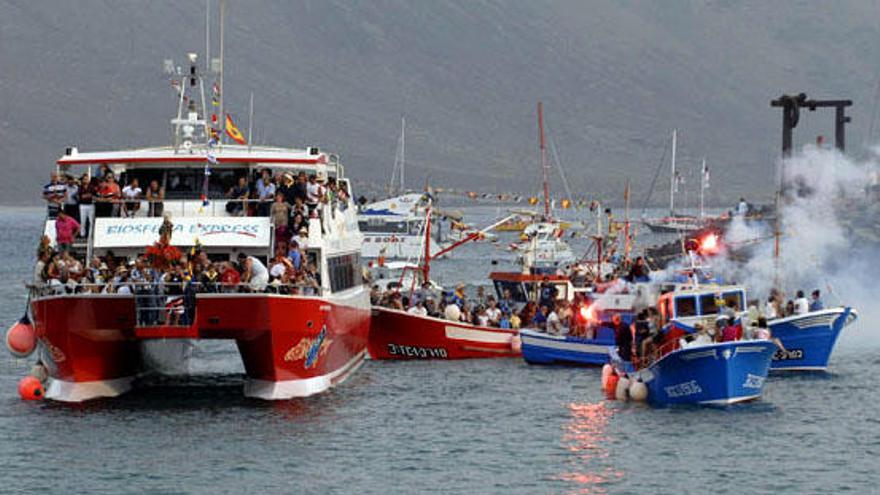 Momento en el que la Virgen del Carmen entra de nuevo en la bahía de Caleta de Sebo tras recorrer el litoral de la isla de La Graciosa. i ADRIEL PERDOMO