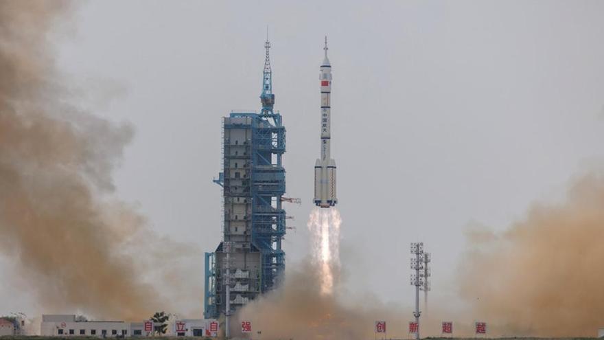 La nave tripulada china Shenzhou-18 viajará a su estación espacial este jueves