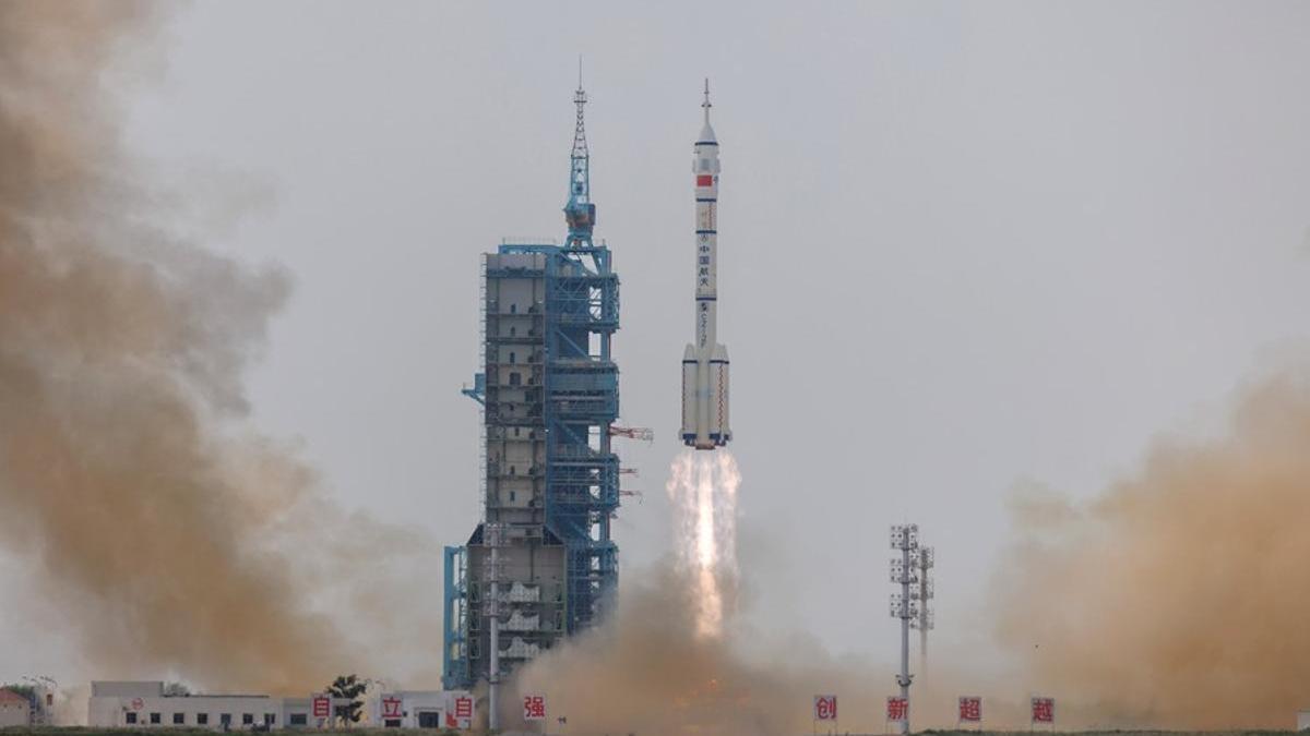 El cohete chino Shenzhou-16, con tres pasajeros a bordo, en el momento del lanzamiento.