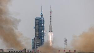 El cohete chino Shenzhou-16, con tres pasajeros a bordo, en el momento del lanzamiento.