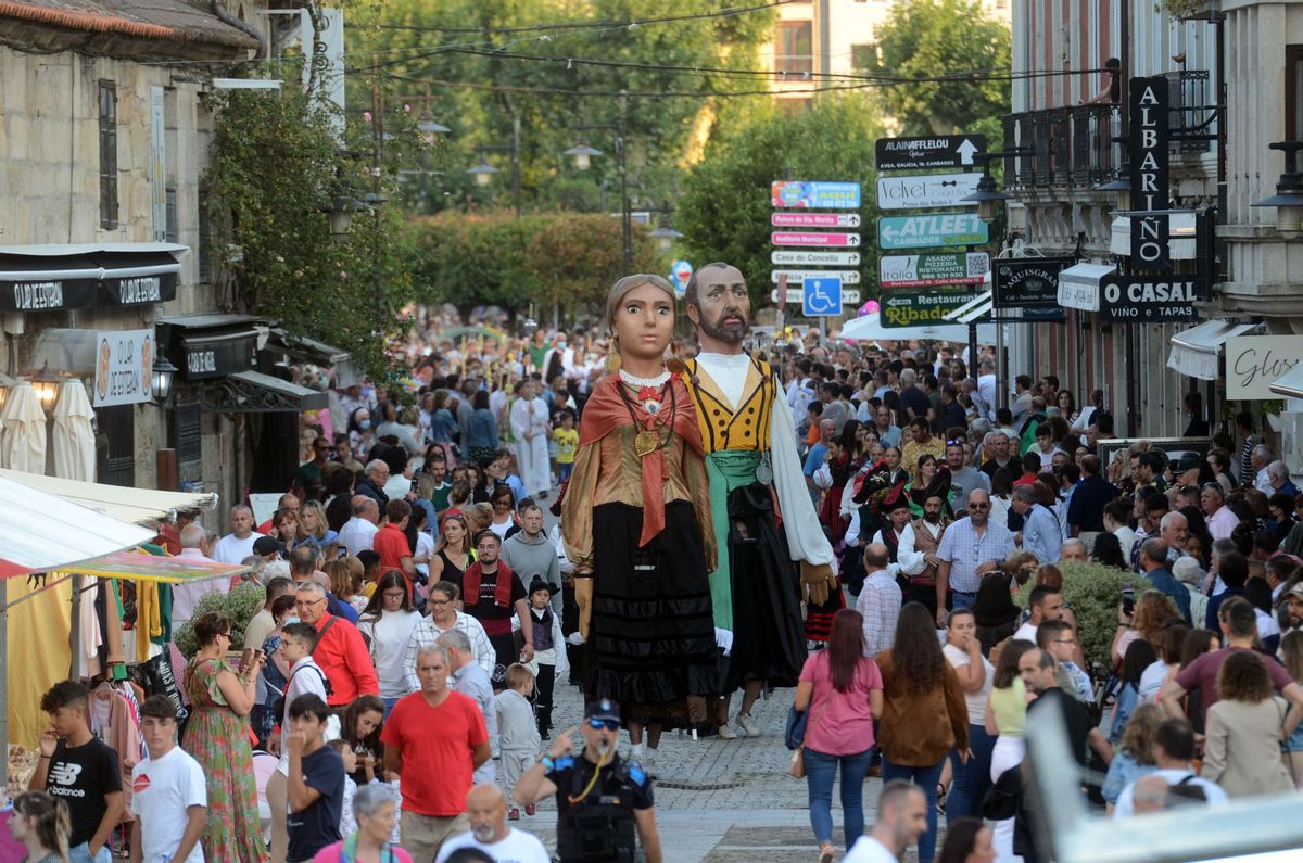Los gigantes y cabezudos de la procesión de Cambados
