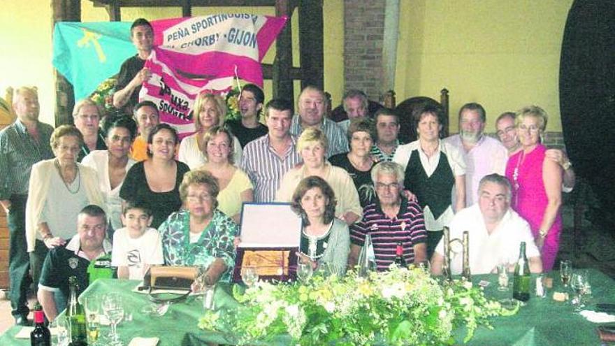 Miembros de la peña sportinguista El Chorbi, en el lagar de Trabanco.