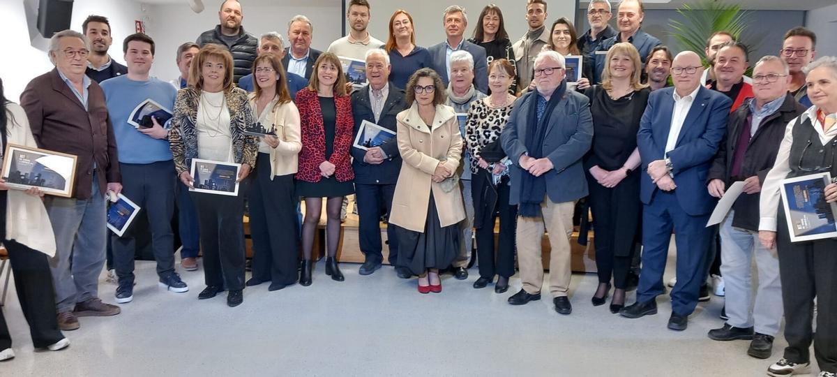 Premiats i autoritats a la I Nit del Comerç i l’Empresa de Castelló d’Empúries i Empuriabrava.