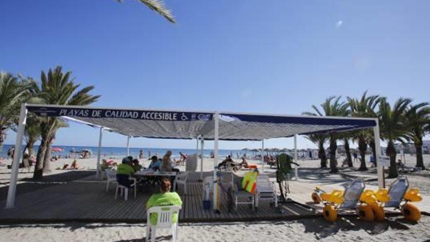 El punto accesible de la Playa de Levante funciona bajo mínimos desde el sábado pasado.