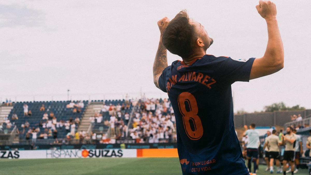 Fran Álvarez celebra el primer tanto del partido