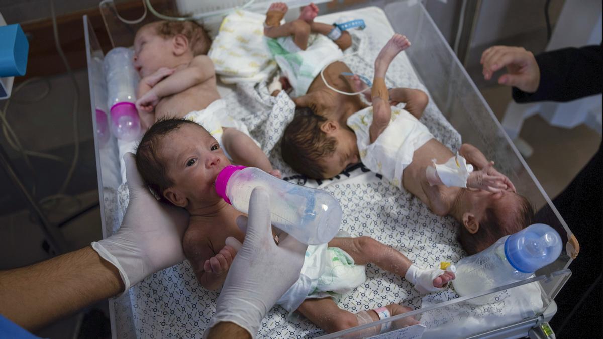 Los médicos preparan a los bebés prematuros para transportarlos a Egipto después de que fueron evacuados del Hospital Shifa en la ciudad de Gaza a un hospital en Rafah, Franja de Gaza, el 20 de noviembre de 2023