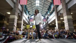 Kamala Harris, en un acto en Davenport, en Iowa, a mediados de agosto, con sus inseparables Converse blancas.