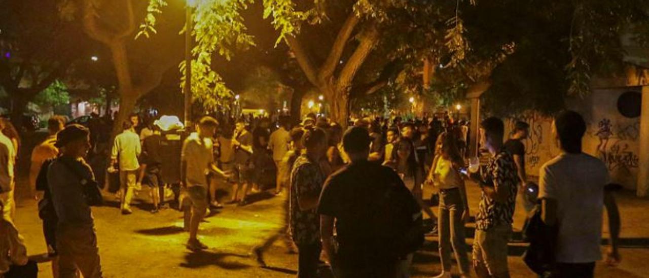 Botellón multitudinario en la plaza de Honduras, en una imagen de septiembre. | EDUARDO RIPOLL