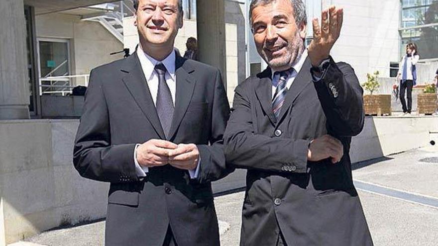 Salustiano Mato con el ya ex rector Alberto Gago, ayer.  // R. Grobas