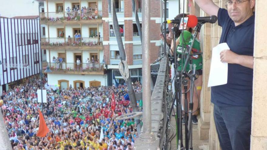 Amador Menéndez saludando al final de su pregón.