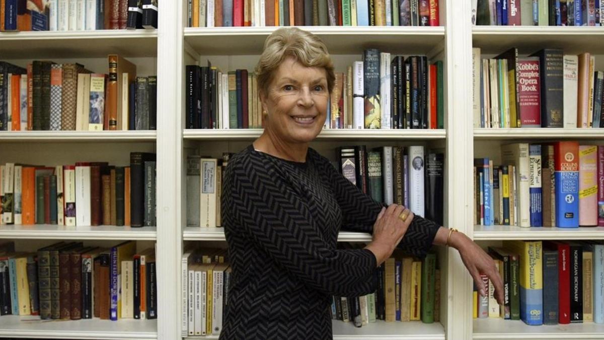 zentauroepp3772633 author ruth rendell poses at her home in west london  oct  1200318162000