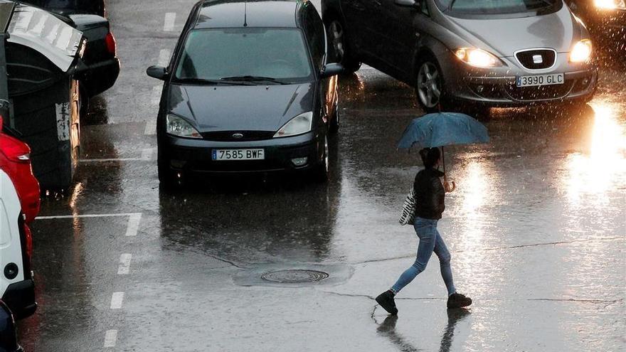 Un temporal debilitado afecta a diez carreteras y pone en alerta a Andalucía