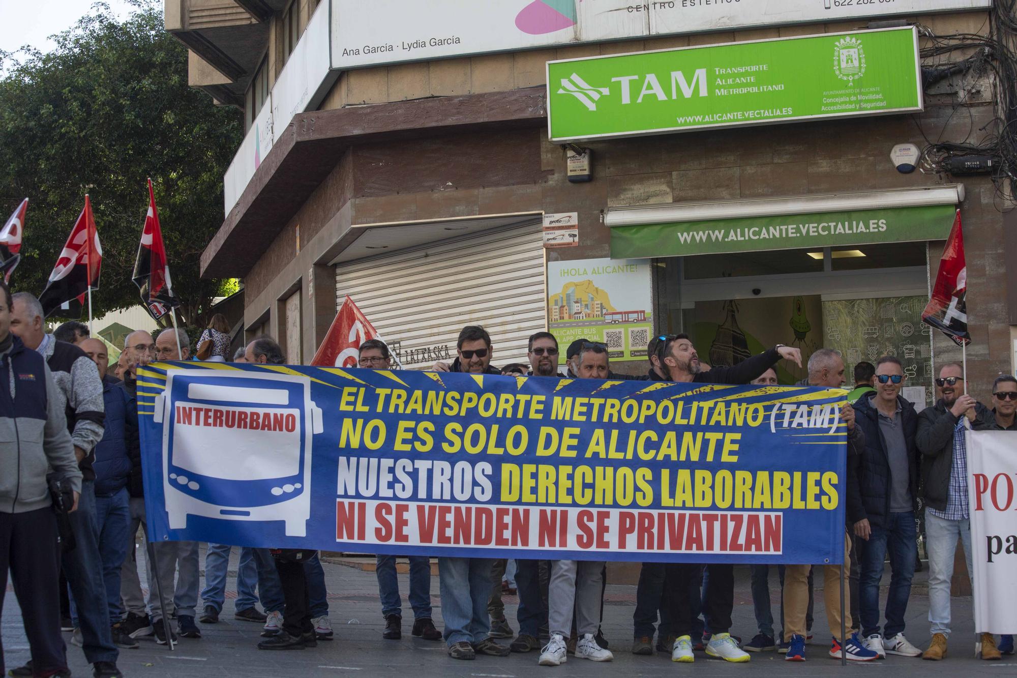 Decenas de personas esperan en las paradas de las líneas 21, 23 y 24 a un transporte en servicios mínimos que pasa cada 60 minutos