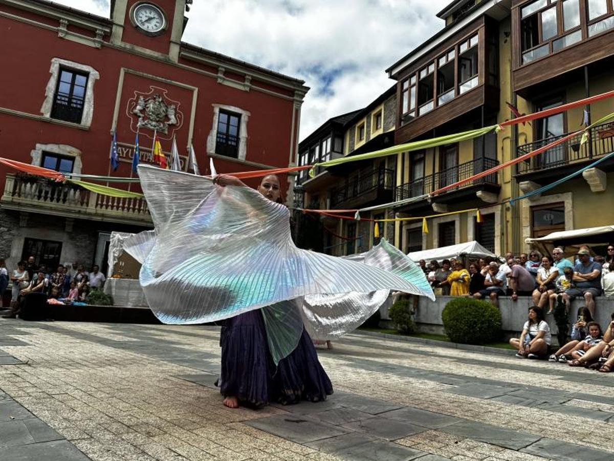 Ambiente en la Feria Medieval de Navia en una pasada edidión.