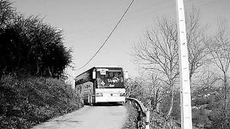 Autocar de transporte escolar, en la carretera de Faro.