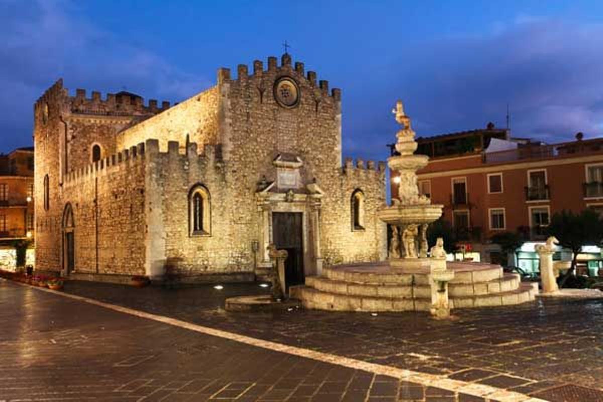 Frente a la puerta principal de la Catedral de San Nicolás se encuentra la fuente de Tauro, símbolo de Taormina, con un centauro en el centro.
