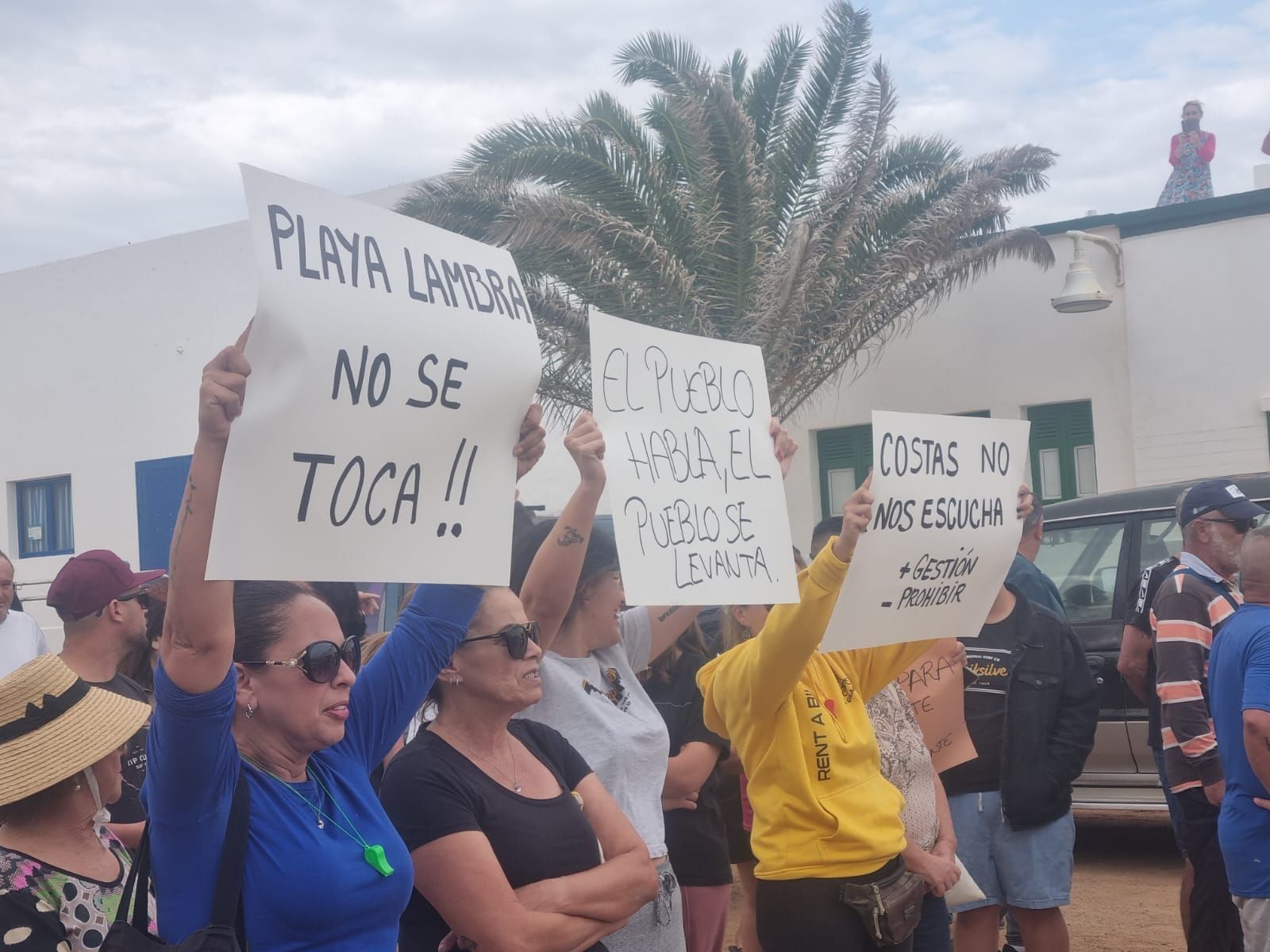 Concentración en Caleta del Sebo en contra del cierre de Playa Lambra
