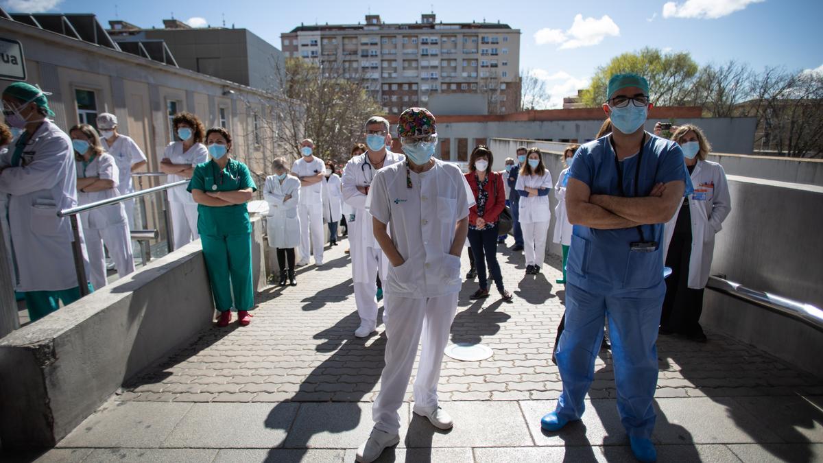 Sanitarios de Zamora en la entrada del hospital