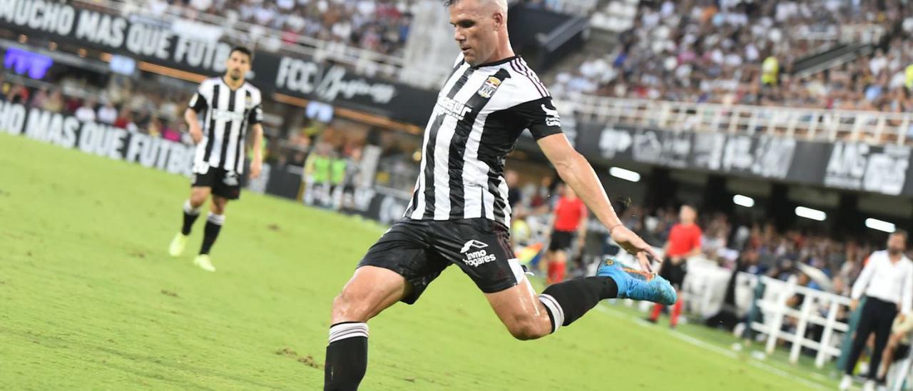 Alfredo Ortuño, disparando a puerta en el partido ante el Albacete. | IVÁN URQUÍZAR