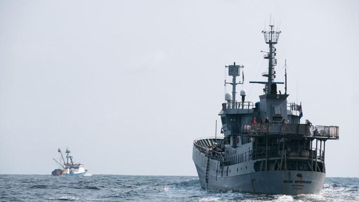 Una patrullera de Sea Shepherd con un atunero europeo al fondo en Gabón.