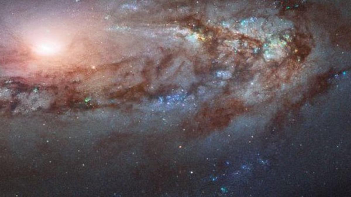 Messier 90, la galaxia que se acerca extrañamente a nuestra Vía Láctea