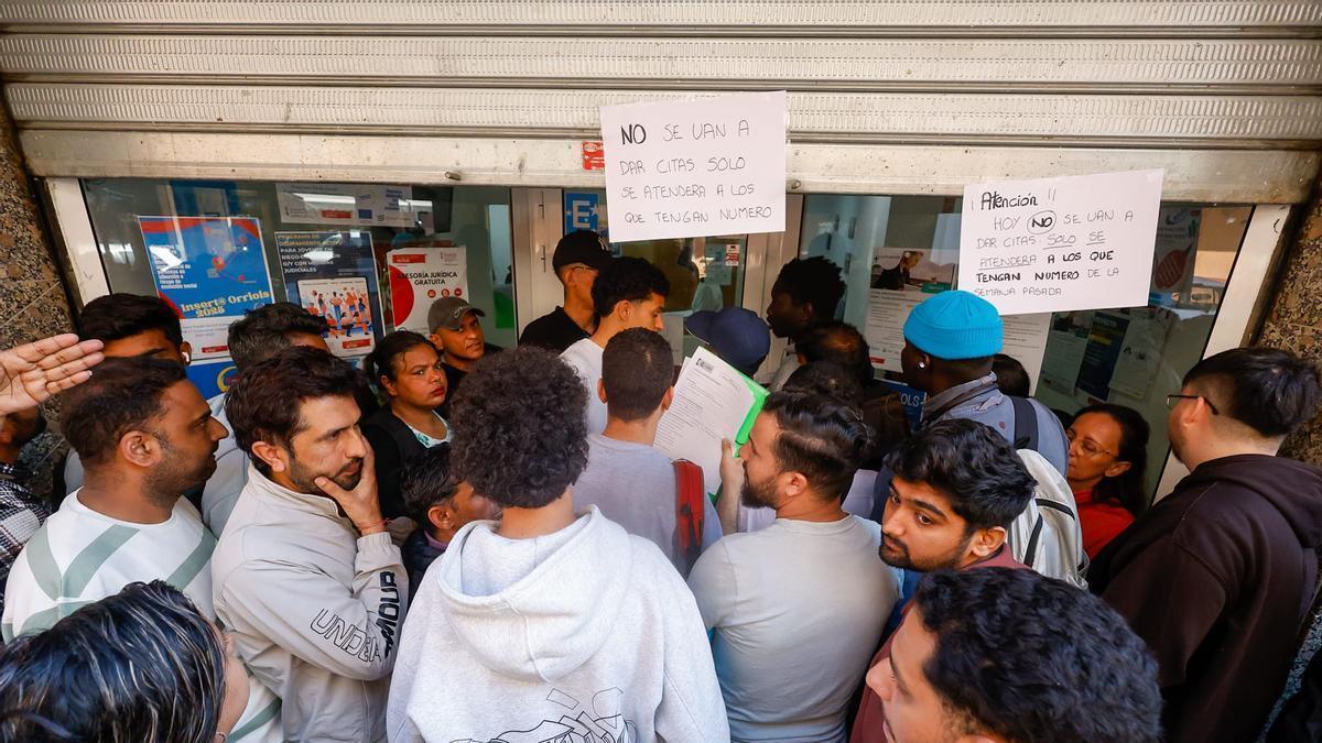 Las ONG exigen a Servicios Sociales de València que firmen certificados de vulnerabilidad: "No atienden a la gente y nosotros no damos abasto"