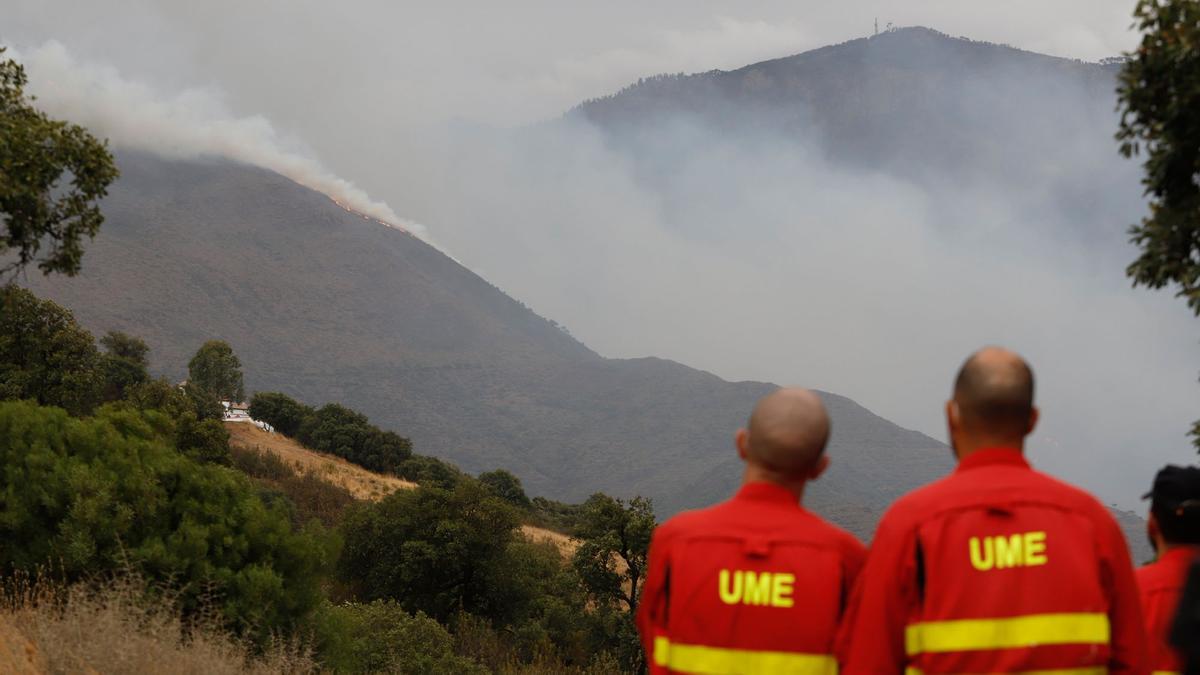 El incendio en Sierra Bermeja, visto desde El Cerró Silla de los Huesos, en Casares.