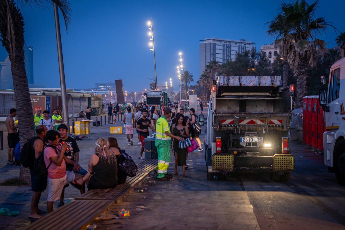 Limpieza de las playas de Barcelona tras la verbena de Sant Joan 2025