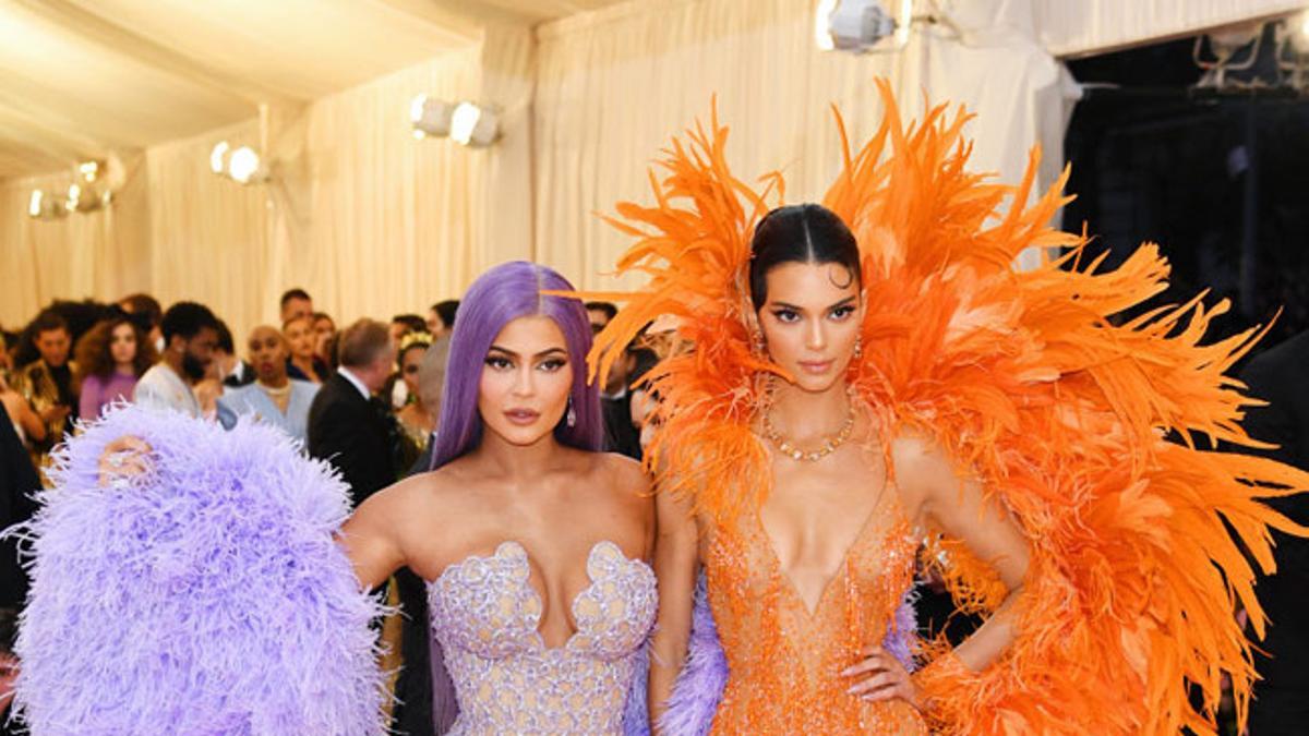 Kylie y Kendall Jenner con vestidos de transparencias y plumas de Versace, en la gala Met 2019