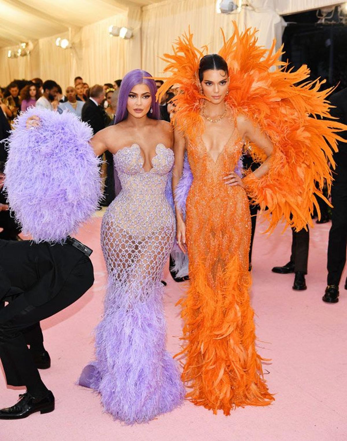 Kylie y Kendall Jenner con vestidos de transparencias y plumas de Versace, en la gala Met 2019
