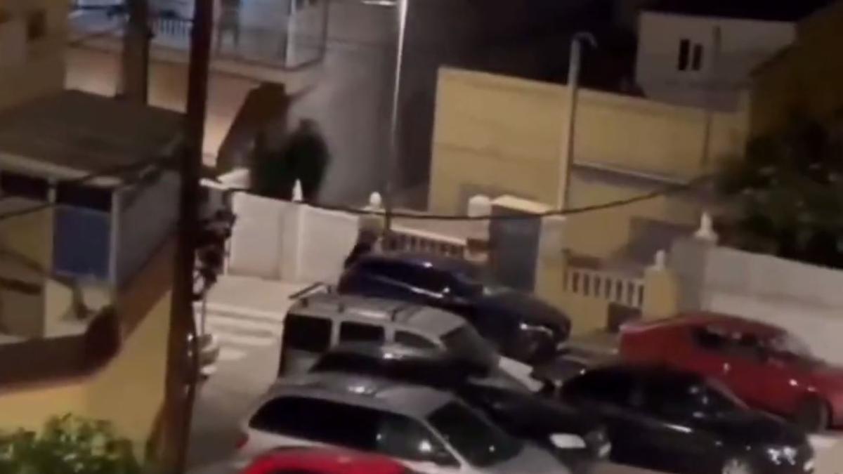 Persigue con un arma al amante de su mujer, que huye desnudo